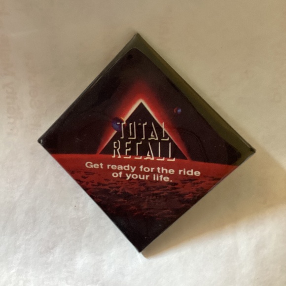 Tri Star Pictures Jewelry - Vintage 1990 TOTAL RECALL Promo Pinback Pin Button Schwarzenegger